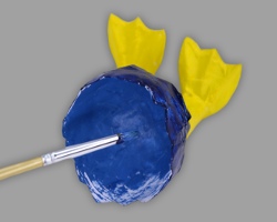 Bild vom Bemalen des Eierbechers mit Acrylfarben