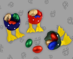 Bild von Pappmaché Eierbechern, die mit bunten Schokoladeneiern gefüllt sind