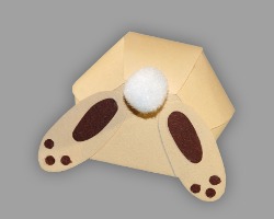 Bild vom Hinterteil eines Osterhasens aus Papier