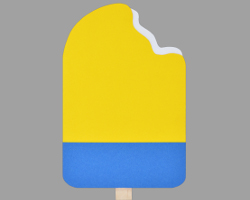 Blaue Hose auf das gelbe Papiereis kleben Bild vom Aufkleben der blauen Minionhose auf das gelbe Papiereis