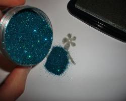 Bild von Embossingpulver welches im Einsatz ist