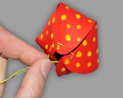 Erdbeere aus Papier zusammenbinden Bild vom Zusammenbinden der Papiererdbeere