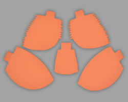 Bild von fünf rehbraunen Tonpapierteilen für die Eulenflügel