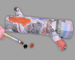 Bild vom Bemalen eines Astes aus Pappmaché