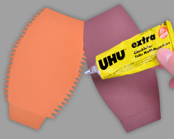 Bild vom Zusammenkleben der Einzelteile zu einem Zylinder