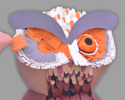 Bild vom Bekleben der Augenpartie der Eule mit einem mehrfarbigen Fransenmuster