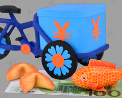 Geldgeschenk für die Hochzeit. Selbst gebasteltes Fahrrad mit grüner 100 Euro Banknote Bild von selbst gebasteltem Fahrrad. Chinesisches Geldgeschenk mit Goldfisch und Glückskeksen. Arrangement gebastelt von Veronika Vetter Fine Art Künstlerin
