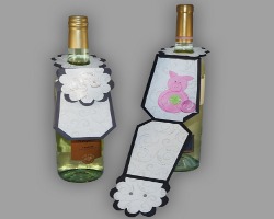 Bild von zwei verkleideten Weißweinflaschen