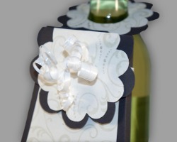 Bild von Flaschenanhänger der an einer Weinflasche hängt