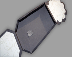 Einfügen des Magnetes in den Flaschenanhänger