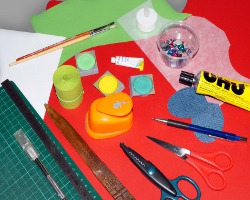 Bild vom Bastelmaterial für einen Fliegenpilz