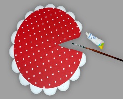 Bild vom Aufmalen des Fliegenpilzmusters