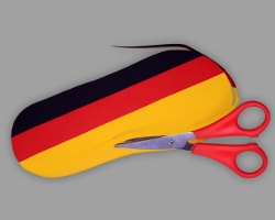 Schönheitskorrekturen der Sohle mit Schere vornehmen Bild vom Vornehmen der Schönheitskorrekturen der Deutschlandsohle