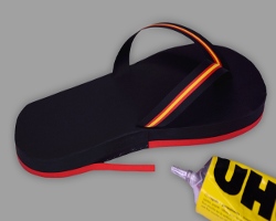 Rote Zierleiste an Flip Flop Schachtel aufkleben Bild vom Aufkleben der roten Zierleiste auf die Oberseite der Flip Flop Schachtel