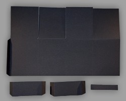 Bild von schwarzem Kartonpapier, welches das Grundgerüst des Blumenkastens ist