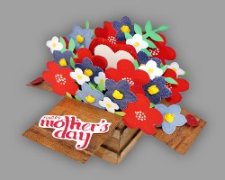 Bild von bunten Papierblumen in einem mediterranem Blumenkasten