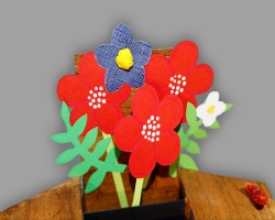 Bild von mit Blumen beklebter Hinterseite der "Card in a Box"