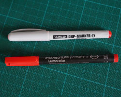 Bild von zwei roten Folienstiften in non-permanent