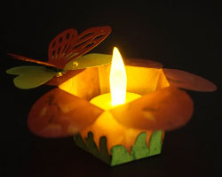 Teelichtblume mit elektrischem Teelicht Bild von Teelichtblume aus Paper indem sich ein elektrisches Teelicht befindet