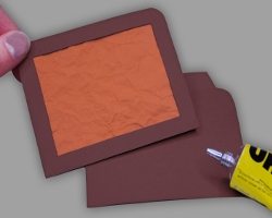 Durchsichtiges Kartenfach an Kartentasche kleben Bild vom Aufkleben des durchsichtigen Kartenfachs an der Kartentasche des Papiergeldbeutels