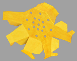Gefalztes und bemaltes Bauteil zum Basteln eines Brausemundstücks für eine Gießkanne Bild von Bauteil zum Basteln eines goldenen Haws Gießkannenaufsatzes