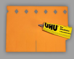 Bild vom Zusammenkleben der Halloweenschachtel