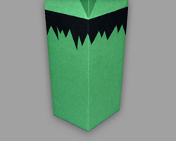 Bild vom Basteln eines Papierfrankensteins