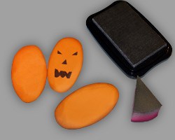 Bild vom Bearbeiten der Kürbisgesichter