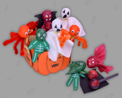 Bild von Lutschern, die aus einer Kürbisschale für Halloween fallen