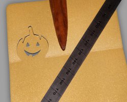 Bild vom Falzen und ausschneiden des Kürbisses