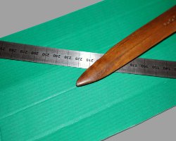 Bild von Falzbeil, Lineal und grüner Wellpappe