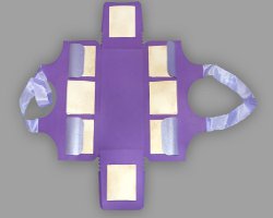 Bild vom Zusammenkleben der Handtasche aus Papier