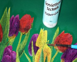 Bild vom Aufkleben der Blumen mit Serviettentechnik