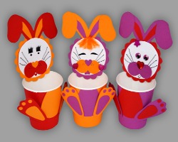 Bild von drei bunten Osterhasen als Pappbecher