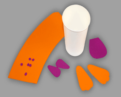 Bilder vom Bekleben der Pappbecher