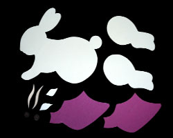 Bild von ausgeschnittenem Tonpapier für einen Osterhasen