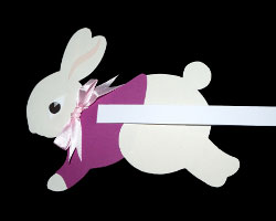 Bild von einem Papierosternhasen mit eingesteckten Zügeln