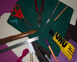 Bild vom Bastelmaterial, was zum Basteln eines Osterhasengesichts benötigt wird.