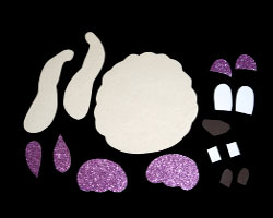 Bild von den ausgeschnittenen Papierelementen für ein Osterhasengesicht mit Schlappohren