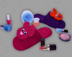 Spa Slipper mit Kosmetikartikeln Bild von rotem und lilafarbenem Spa Slippern mit Kosmetikartikeln (Lippenstift/Nagellack)