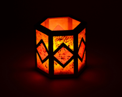 Glowing Lantern for Mid Autumn Festival. DIY Living Room decoration out of Leaves and Paper Bild von Bastelidee für Mamis mit kleinen Kindern: Laterne für den Herbst. Tischschmuck für die dunkle Jahreszeit. Anleitung von Veronika Vetter Fine Art Künstlerin