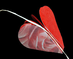 Bild von halbem Ballonherz durch das eine Schnur führt