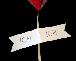 Grilande trägt eine Botschaft Bild von Zettel der an einer Girlande klebt