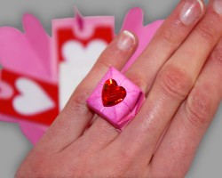 Bild von Origami Ring von DAoCFrEak mit Herzjuwel an der Hand