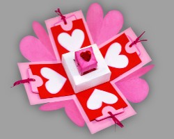 Bild von Schmuckschachtel für den Valentinstag mit Origami Ring mit Herz Juwel