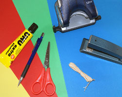 Bastelmaterial für Muttertagsgirlande Bild von buntem Material für eine Muttertagskarte