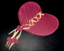 Geschnürrte Herzkarte mit Naturbast Geschnürrte Herzkarte mit Naturbast