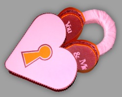 Bild von unverzierte, geöffneter Valentinstagsschachtel