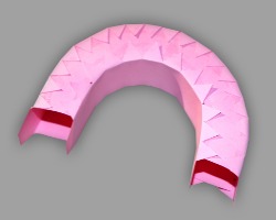 Bild vom rosafarbenem Papierbügel des Vorhängeschlosses