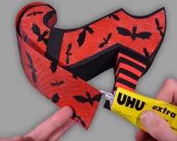 Rote, benetze Sohle am Hexenschuh festkleben Bild vom festkleben der benetzen Schuhsohle